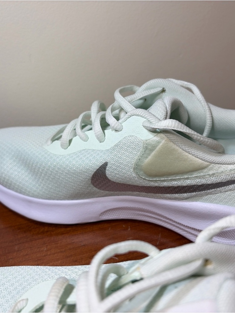 Nike Women’s Revolution 7 Shoe Sneakers Barely Green Wom 9.5 New - Picture 5 of 9